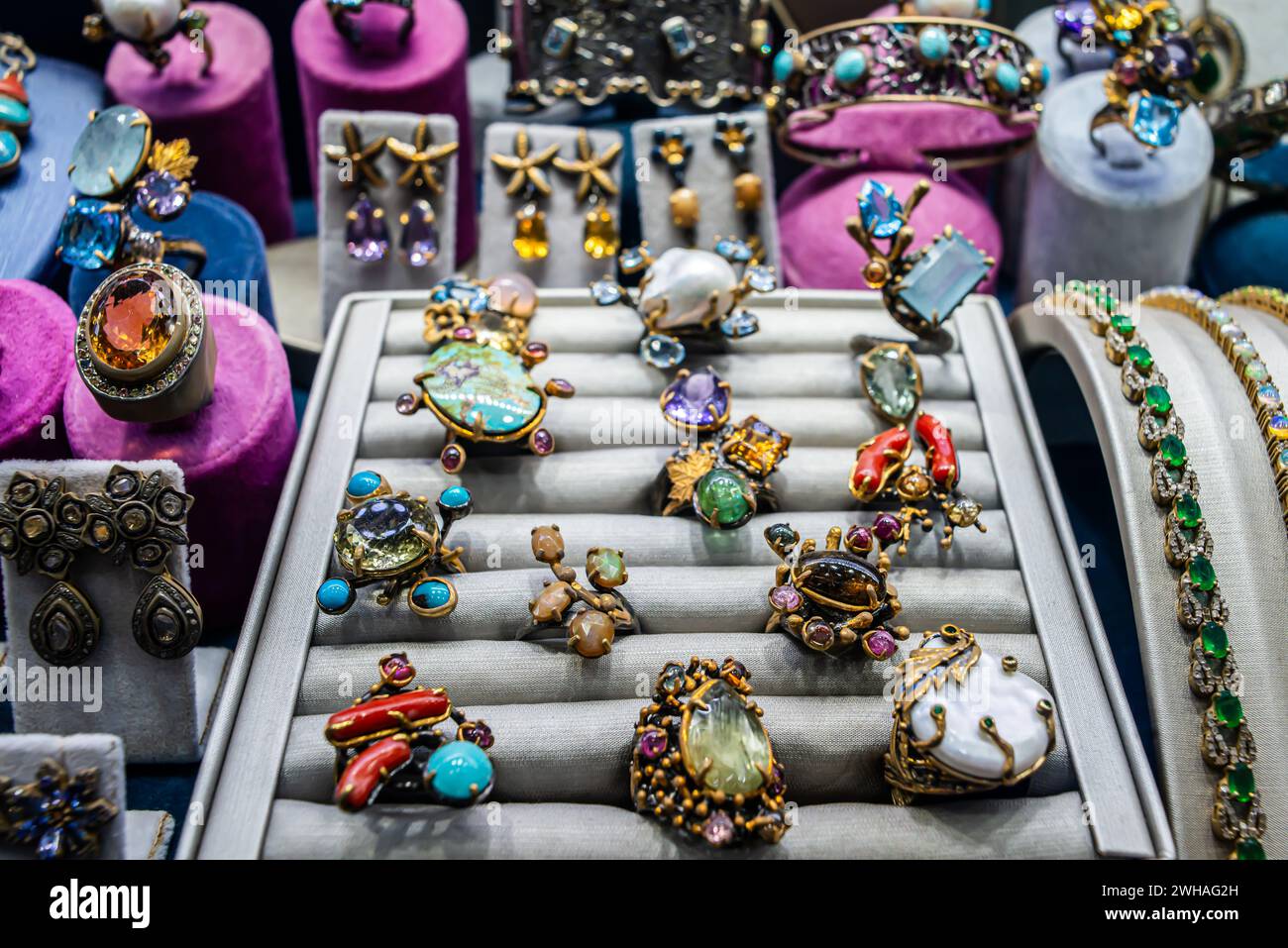 Erkunden Sie die zeitlose Schönheit des alten osmanischen Schmucks, ein Schaufenster von Vintage-Opulenz und kunstvoller Handwerkskunst, das kulturelle Erbe bewahrt. Stockfoto