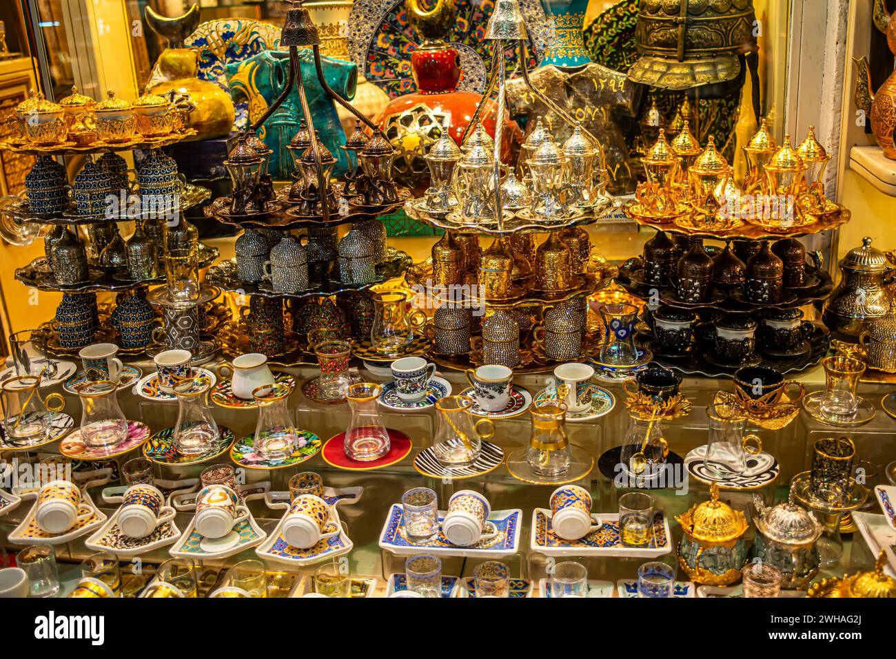 Genießen Sie das reiche kulturelle Erlebnis mit traditionellen türkischen Kaffeesets mit Keramik- und Kupfer-Eleganz für ein köstliches Brauen. Stockfoto