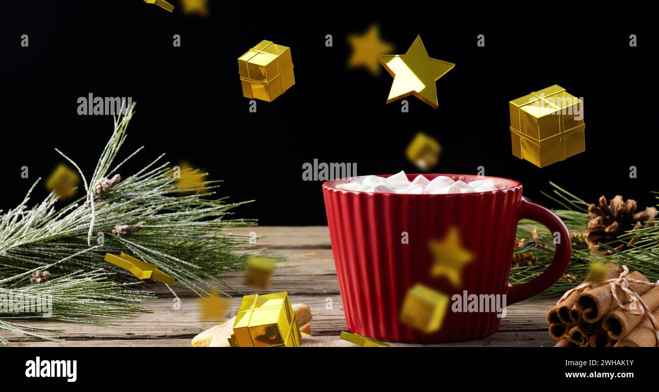 Bild von Sternen und Geschenken weihnachtsdekoration über roter Tasse mit Schokolade auf schwarzem Hintergrund Stockfoto
