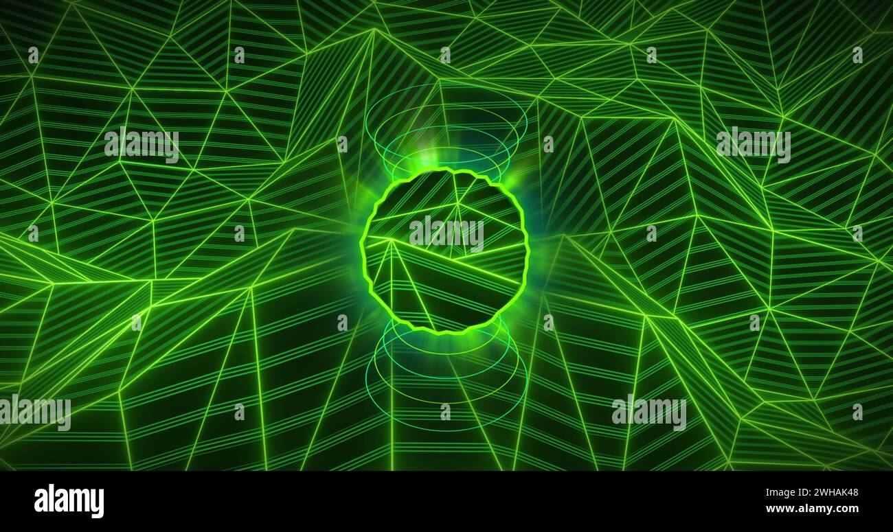 Bild eines Neonkreises über grünem digitalem Raum mit Verbindungen Stockfoto