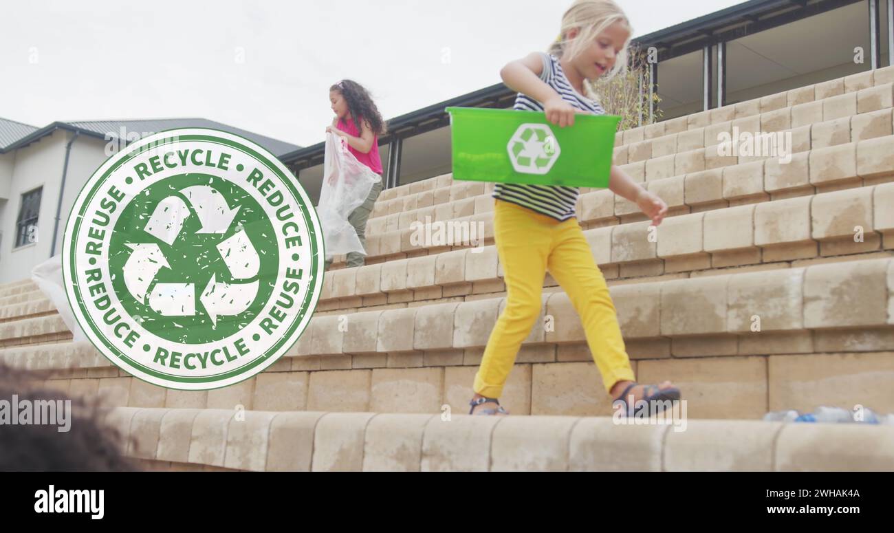 Bild des Recycling-Logos über verschiedenen Schulmädchen, die außerhalb der Schule Plastikmüll sammeln Stockfoto