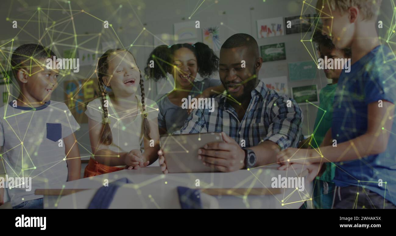 Bild von Netzwerken über männlichen Lehrern und Schülern des Happy african america mit Tablet im Unterricht Stockfoto