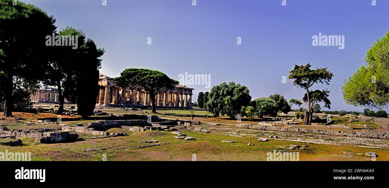 Der griechische Tempel Neptun Paestum im dorischen Stil ist eine antike griechische Stadt an der Küste des Tyrrhenischen Meeres, griechische Tempel. Roman, Italien, Italienisch Stockfoto