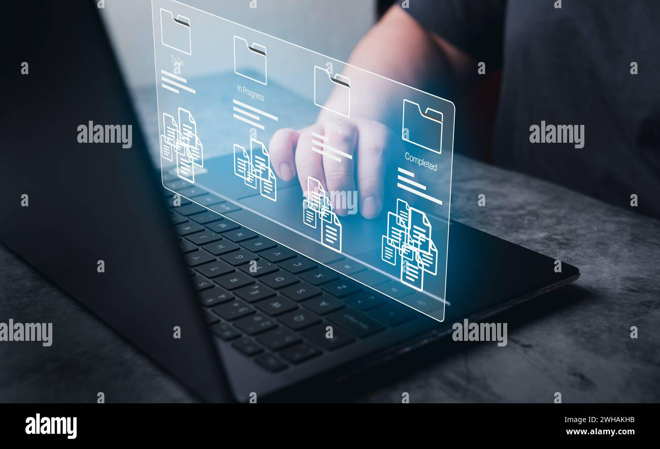 Frauen verwenden Software für Projektmanagement auf Laptop mit Hologramm-Schnittstelle. Geschäftsentwickler. Futuristisches Konzeptwerkzeug für schnelle Änderungen. Stockfoto