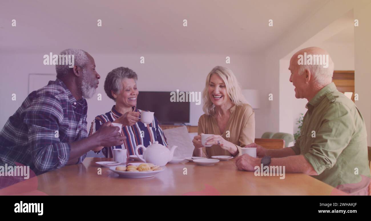 Bild von Kuchensymbolen über verschiedenen Gruppen von Senioren, die sprechen Stockfoto