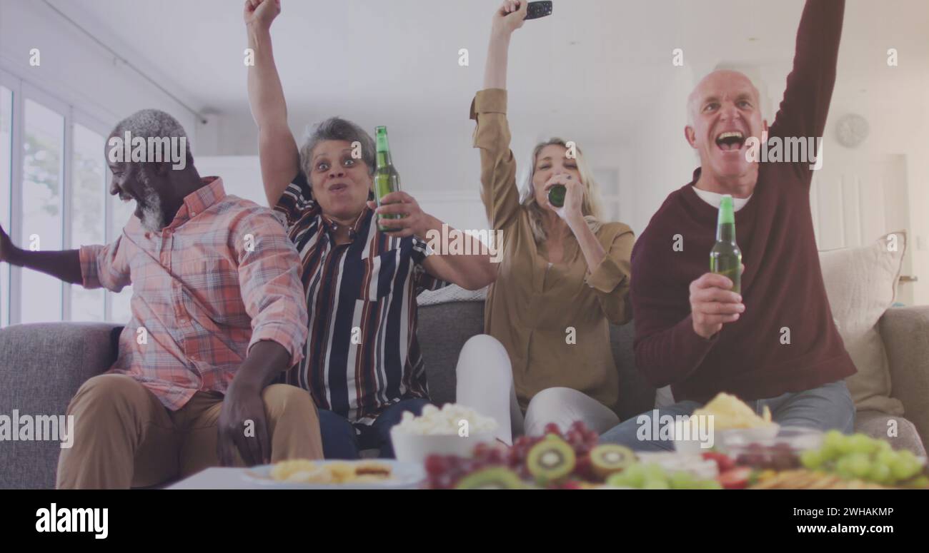 Verschiedene Gruppen von Freunden feiern zu Hause Stockfoto