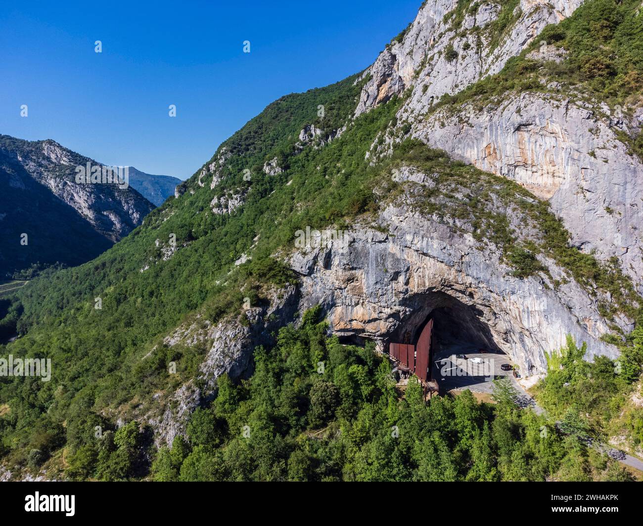 Eingang der Höhle Niaux, Vicdessos-Tal, Niaux, Departement Ariège, Pyrenäen-Gebirgskette, Frankreich Stockfoto