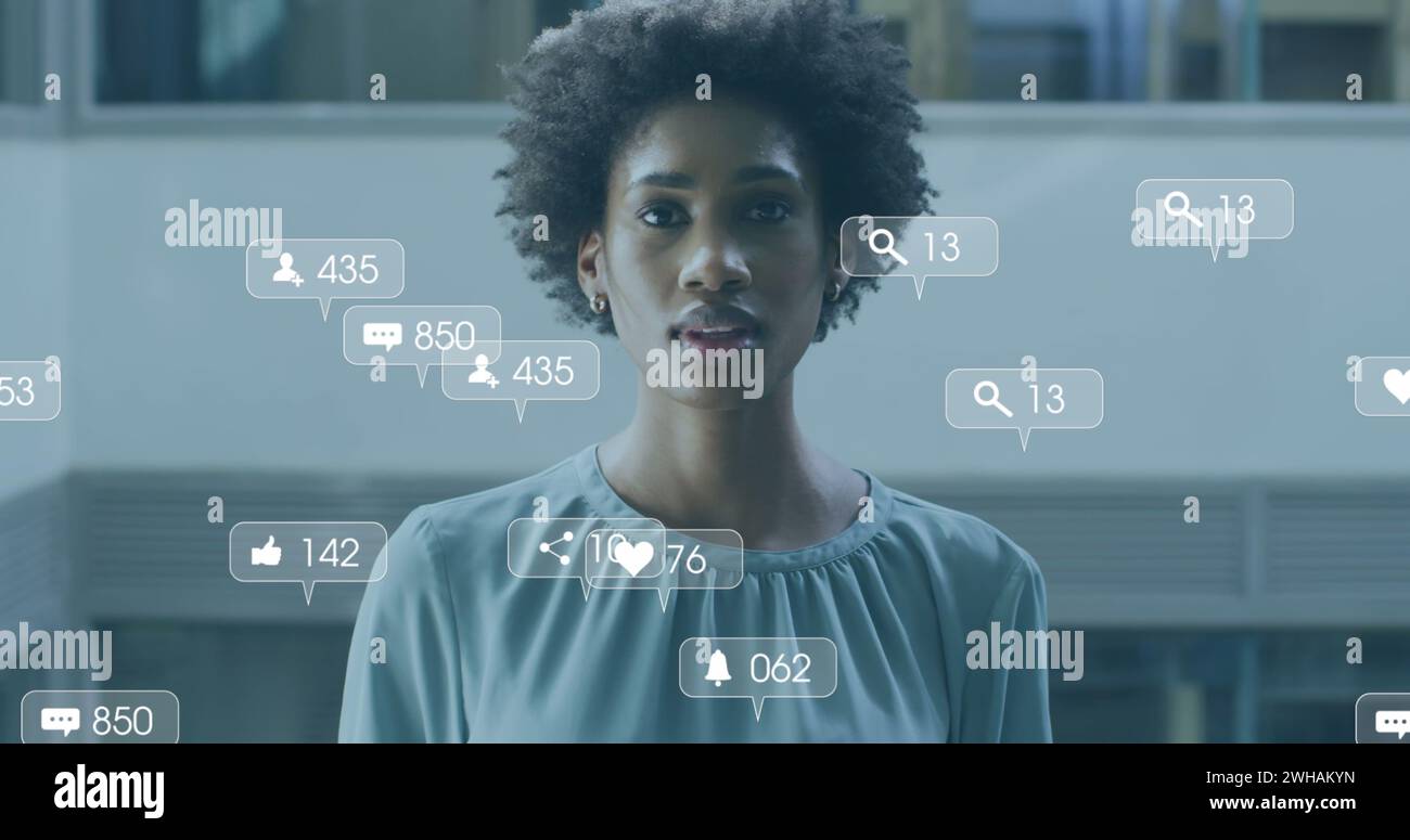 Bild von Social-Media-Ikonen und Datenverarbeitung über birassische Geschäftsfrau Stockfoto
