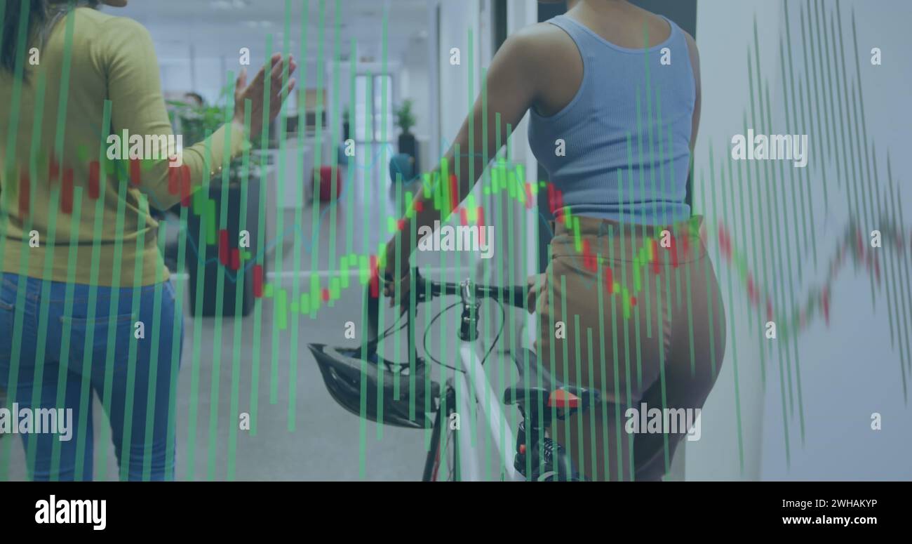 Bild von der Verarbeitung von Finanzdaten über verschiedene Geschäftsfrauen im Büro Stockfoto