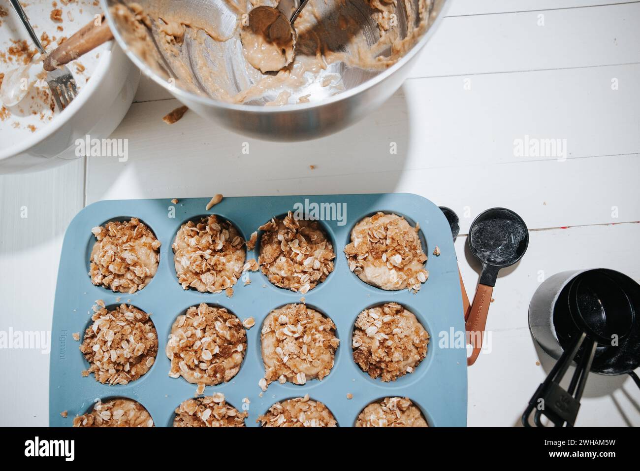 Sauerteig-Muffins bereit zum Backen, kulinarische Köstlichkeiten Stockfoto