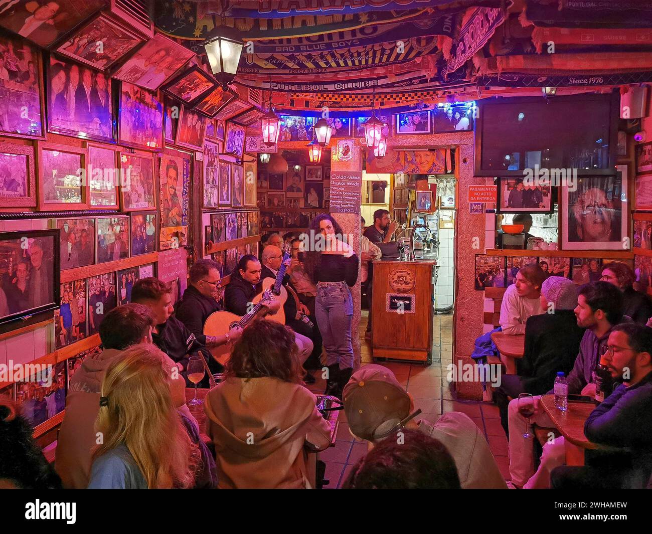 Portugal, Lissabon, Ein Fado-Sänger tritt in der beliebten dunklen und gemütlichen kleinen Bar Tasca do Chico im Stadtteil Bairro Alto im Zentrum von Lissabon auf. P Stockfoto