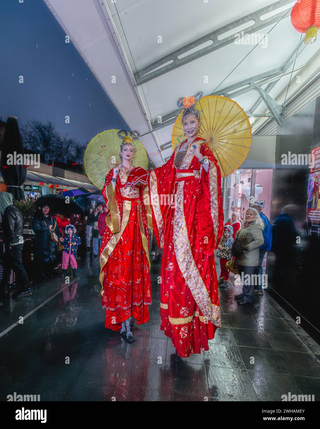 Chinesische Tänzer auf Stelzen treten im Brunswick Centre in London auf, wenn das Mondneujahr beginnt. Stockfoto
