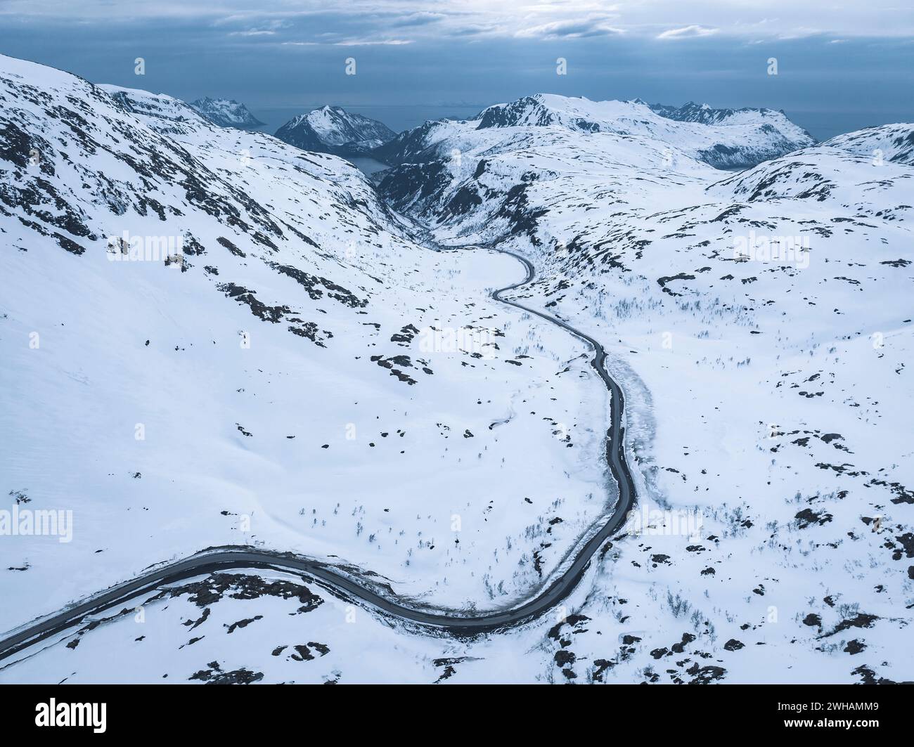 Drohnenaufnahme einer kurvenreichen Straße in schneebedeckter Landschaft Stockfoto