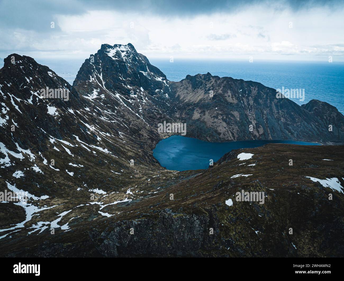 Drohnenaufnahme von schneebedeckter Landschaft im Ozean Stockfoto