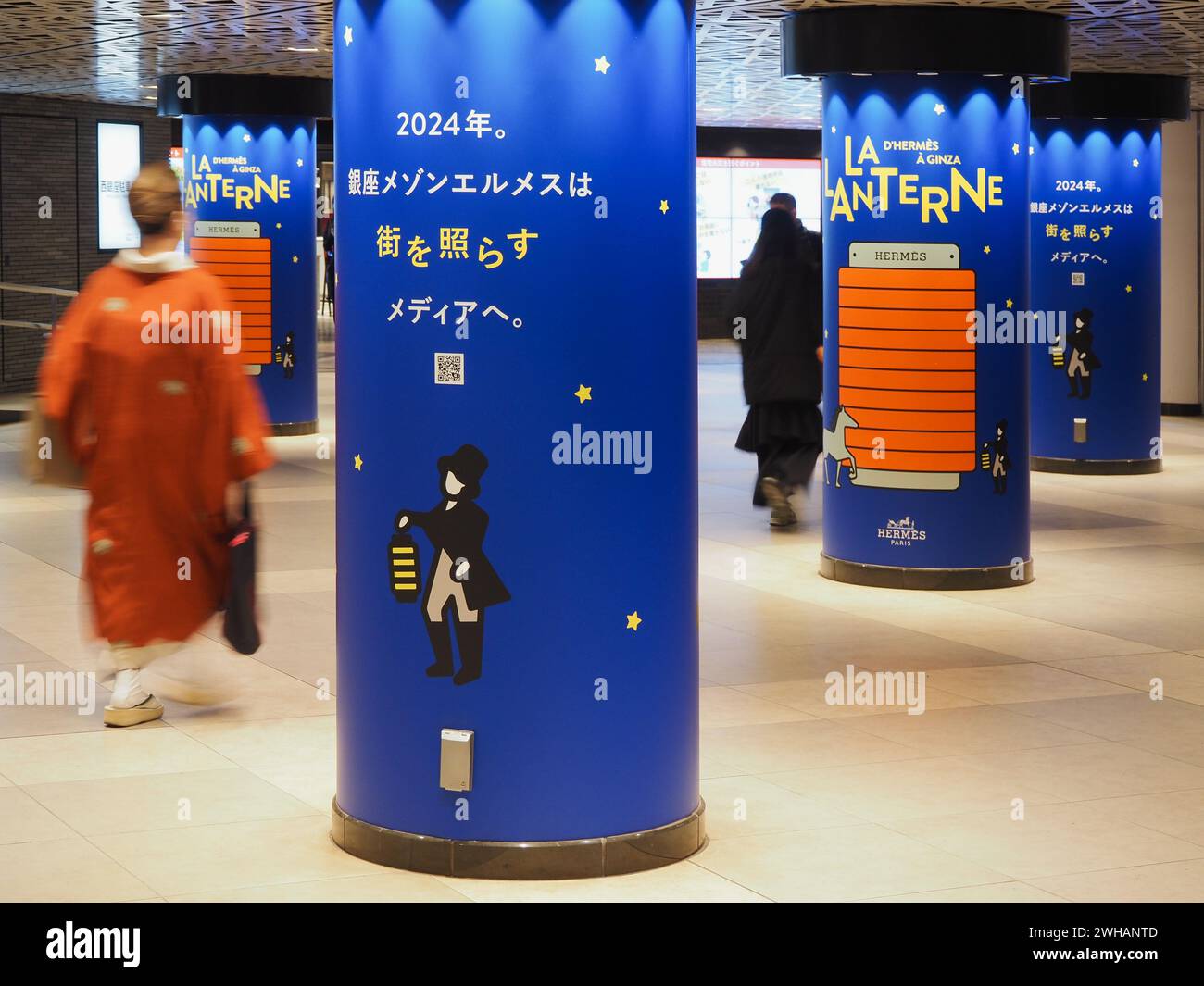 TOKIO, JAPAN - 7. Februar 2024: Unterirdische Halle in Ginza mit Werbespots für das Projekt La Lanterne des Maison Hermes Ginza in Tokio auf Säulen. Stockfoto