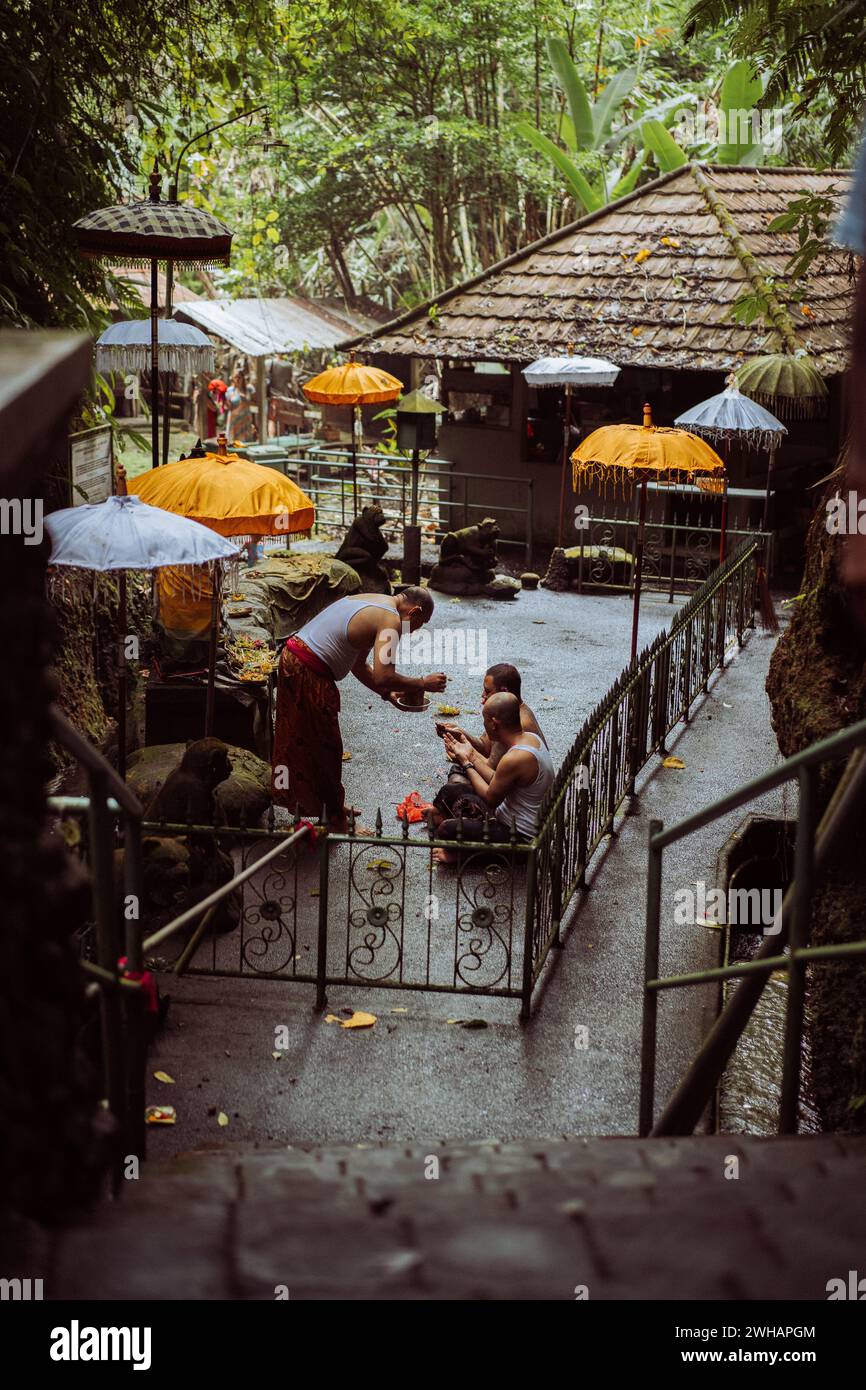 Balinesischer Tempel sebatu heilige Wasserquelle, Männer beten. Stockfoto