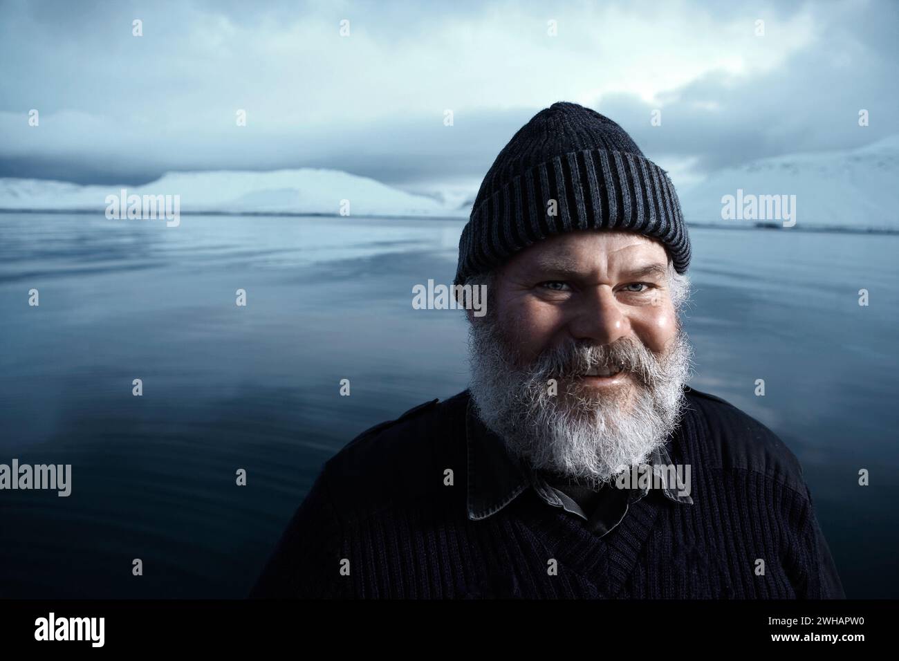 Ein Mann mit grauem Bart in der Winterlandschaft Stockfoto
