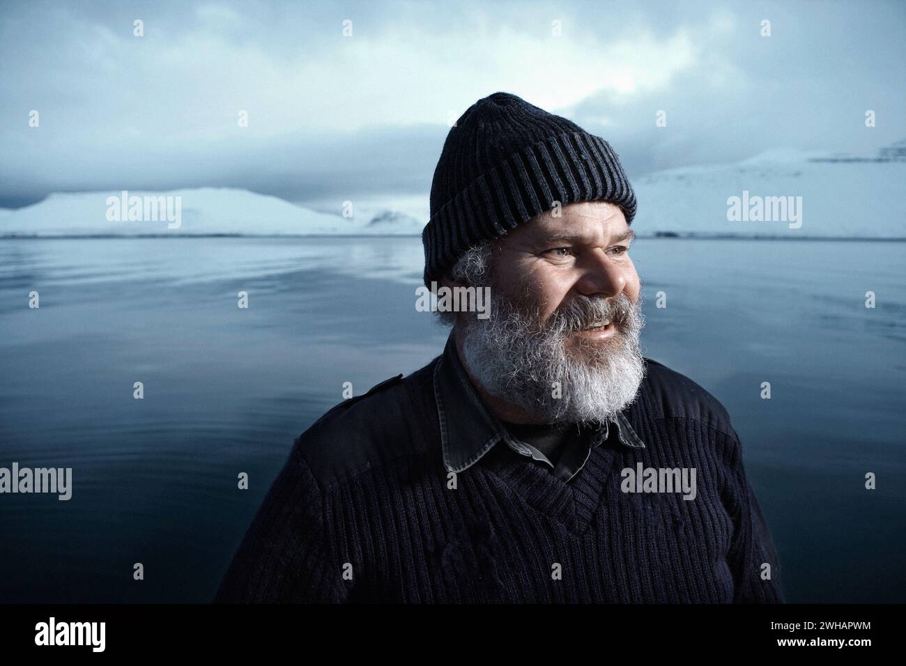 Ein Mann mit grauem Bart in der Winterlandschaft Stockfoto