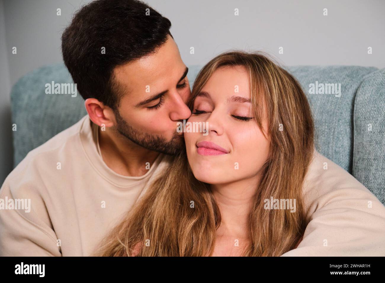 Spanisches junges Paar verliebt, Kuss auf die Wange. Stockfoto