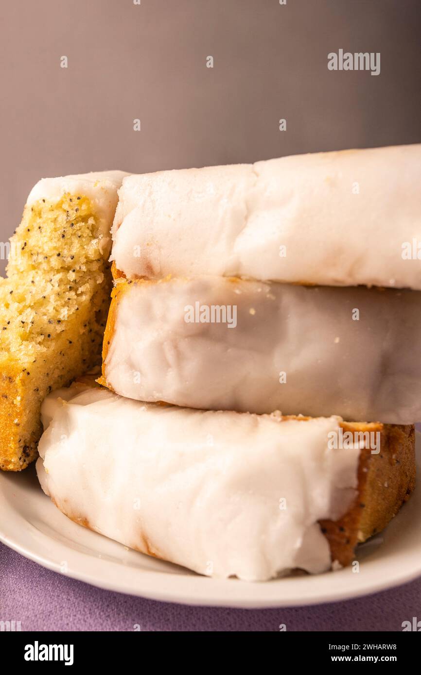 Zitronenmohn Cake Scheiben auf einem Teller Stockfoto