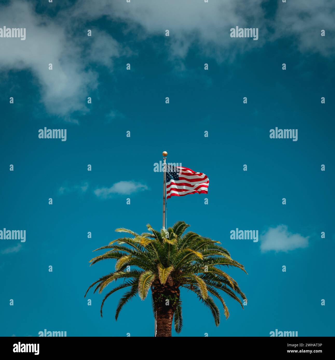 amerikanische Flagge gegen Himmel isa Stockfoto