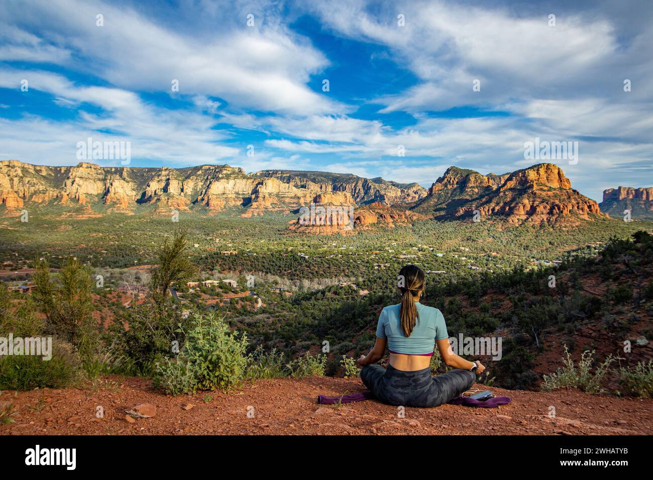 Frau meditiert mit Blick auf Red Rocks, Coconino National Forest, Sedona, Arizona, USA Stockfoto