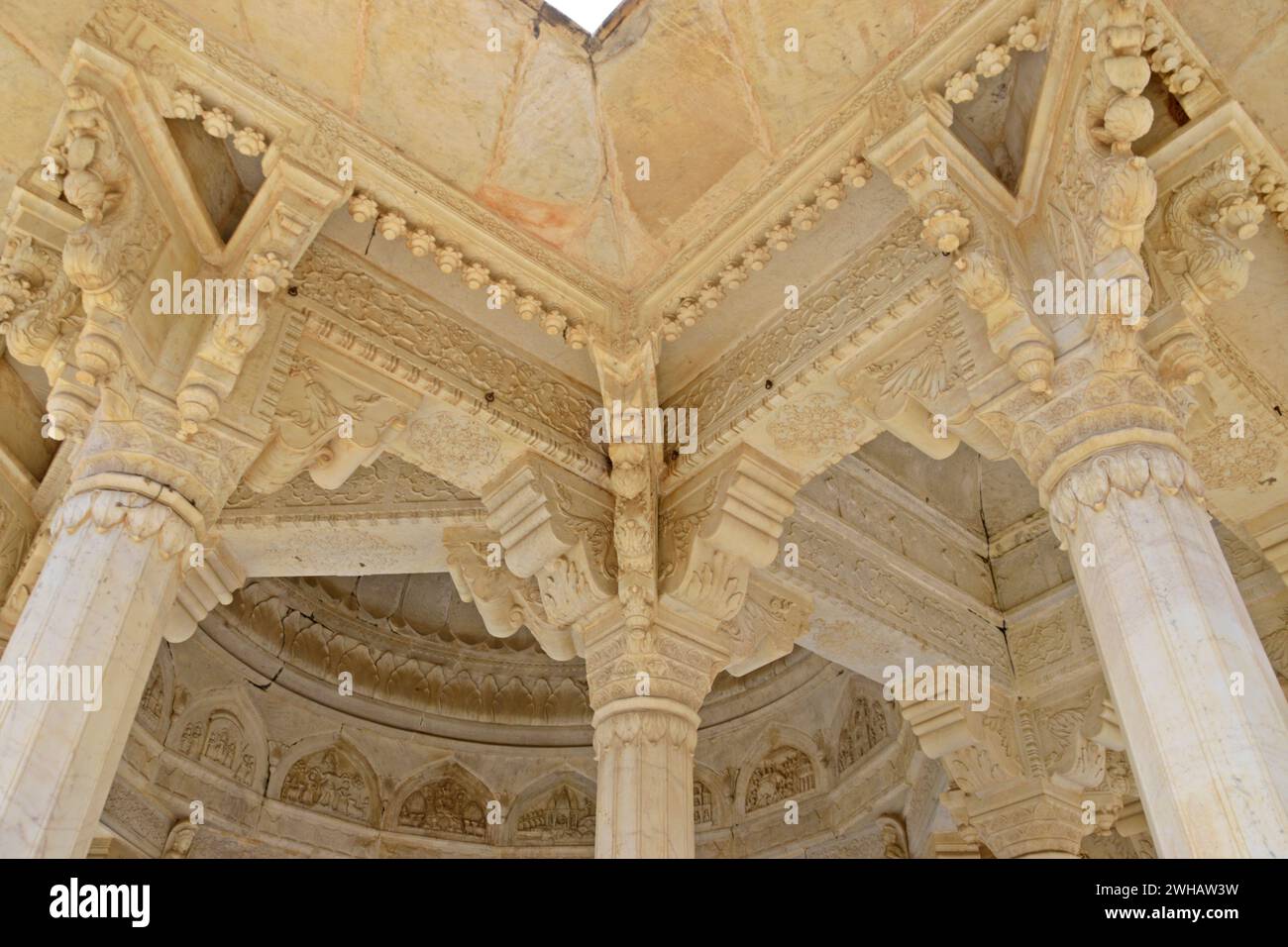 Architektonischer Teil von Gatore Ki Chhatriyan (königliches Krematorium), Jaipur, Rajasthan, Indien Stockfoto