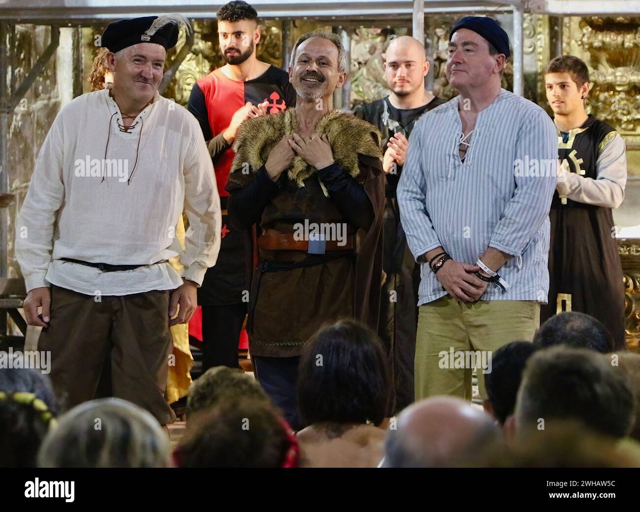 Die Dorfbewohner, die 1068 die Schlacht von Llantada während der Sommerfeste im Kirchenschiff Lantadilla Palencia Castile und Leon Spanien ausführten Stockfoto