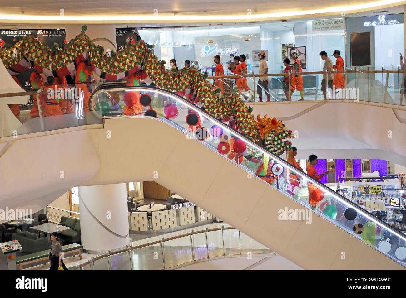 Bangkok, Thailand. Februar 2024. Ein Drache reitet auf der Rolltreppe im Silom-Komplex während der chinesischen Neujahrsfeier zum Jahr des Drachens 2024 in Bangkok, Thailand Credit: Paul Brown/Alamy Live News Stockfoto