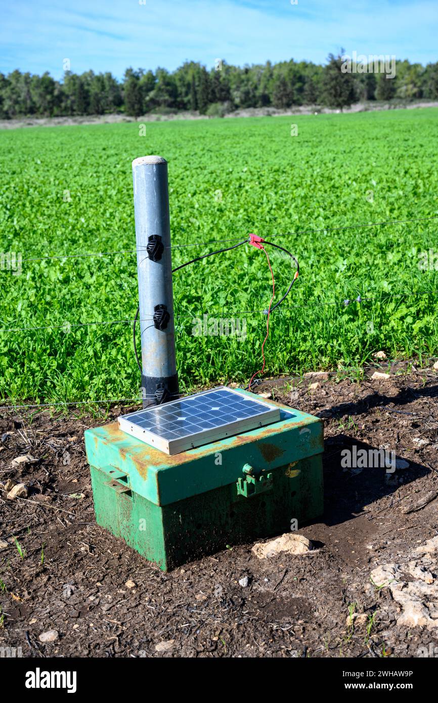 Solarbetriebener elektrischer Viehzaun fotografiert im Jabotinsky Park in Shuni, Israel am Fuße der Ramat HaNadiv-Höhen, an der Kreuzung zwischen den Straßen Stockfoto