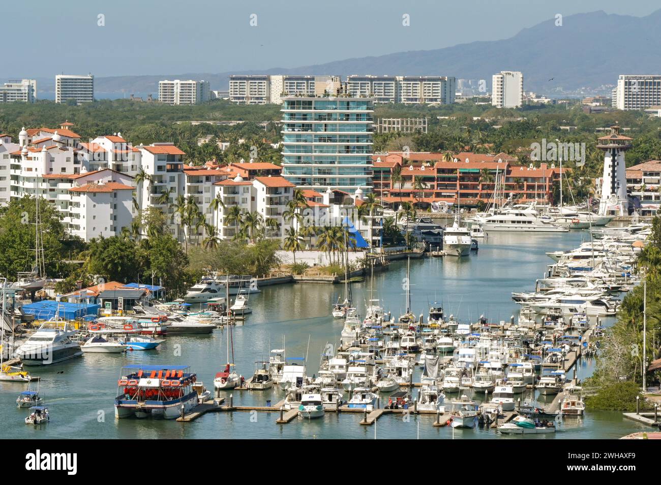 Puerto Vallarta, Mexiko - 15. Januar 2024: Malerischer Blick auf den Yachthafen in Puerto Vallarta Stockfoto