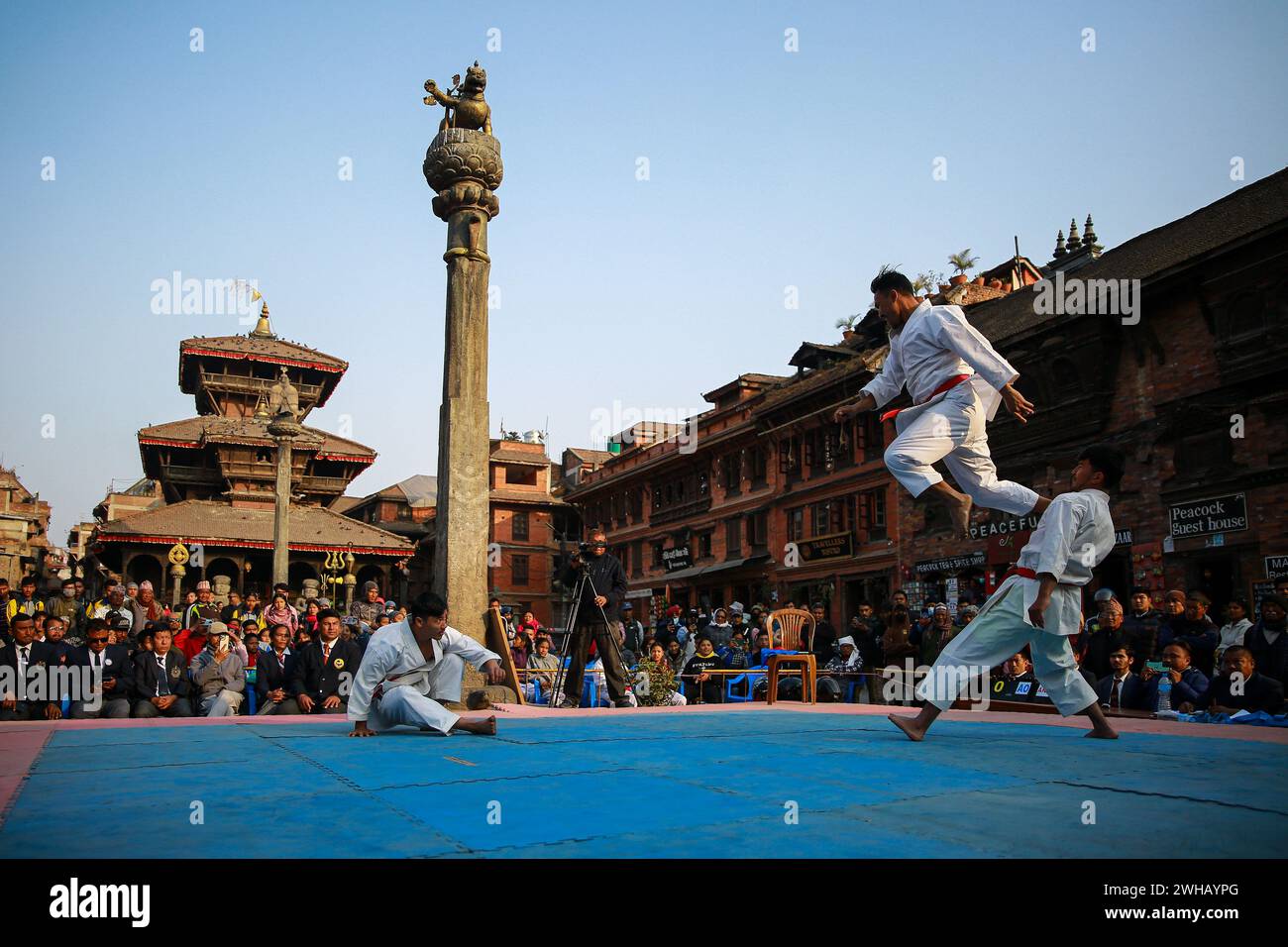 Bhaktapur, Bagmati, Nepal. Februar 2024. Schüler verschiedener Schulen in der Gemeinde Bhaktapur führen Kata-Skill beim Karate-Wettbewerb auf Schulniveau Bhaktapur durch, der von der Gemeinde Bhaktapur in Bhaktapur organisiert wird. (Kreditbild: © Amit Machamasi/ZUMA Press Wire) NUR REDAKTIONELLE VERWENDUNG! Nicht für kommerzielle ZWECKE! Stockfoto