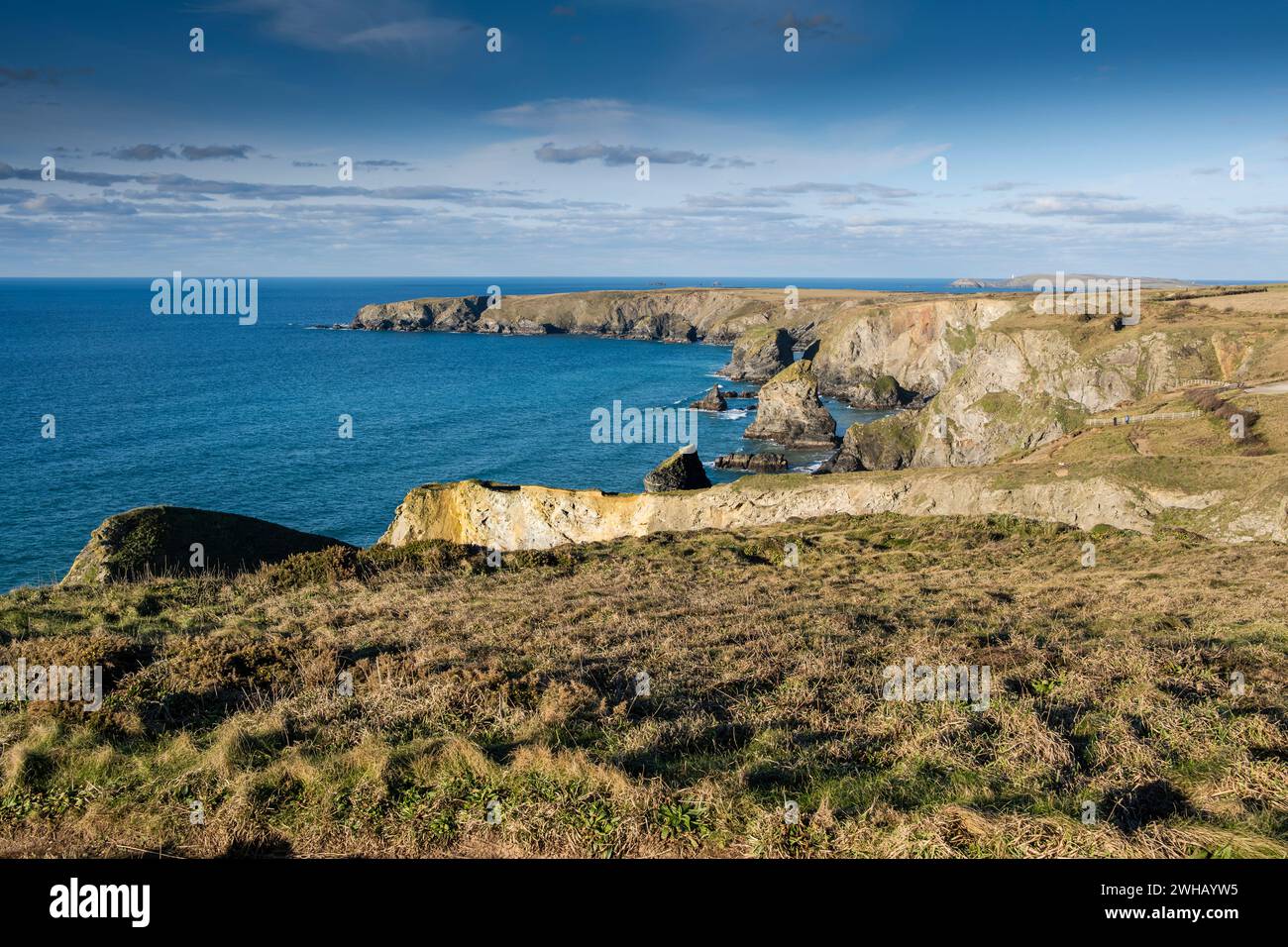 Die wilde dramatische Landschaft der Küste von Bedruthan Steps an der North Cornwall Küste in England in Großbritannien. Stockfoto