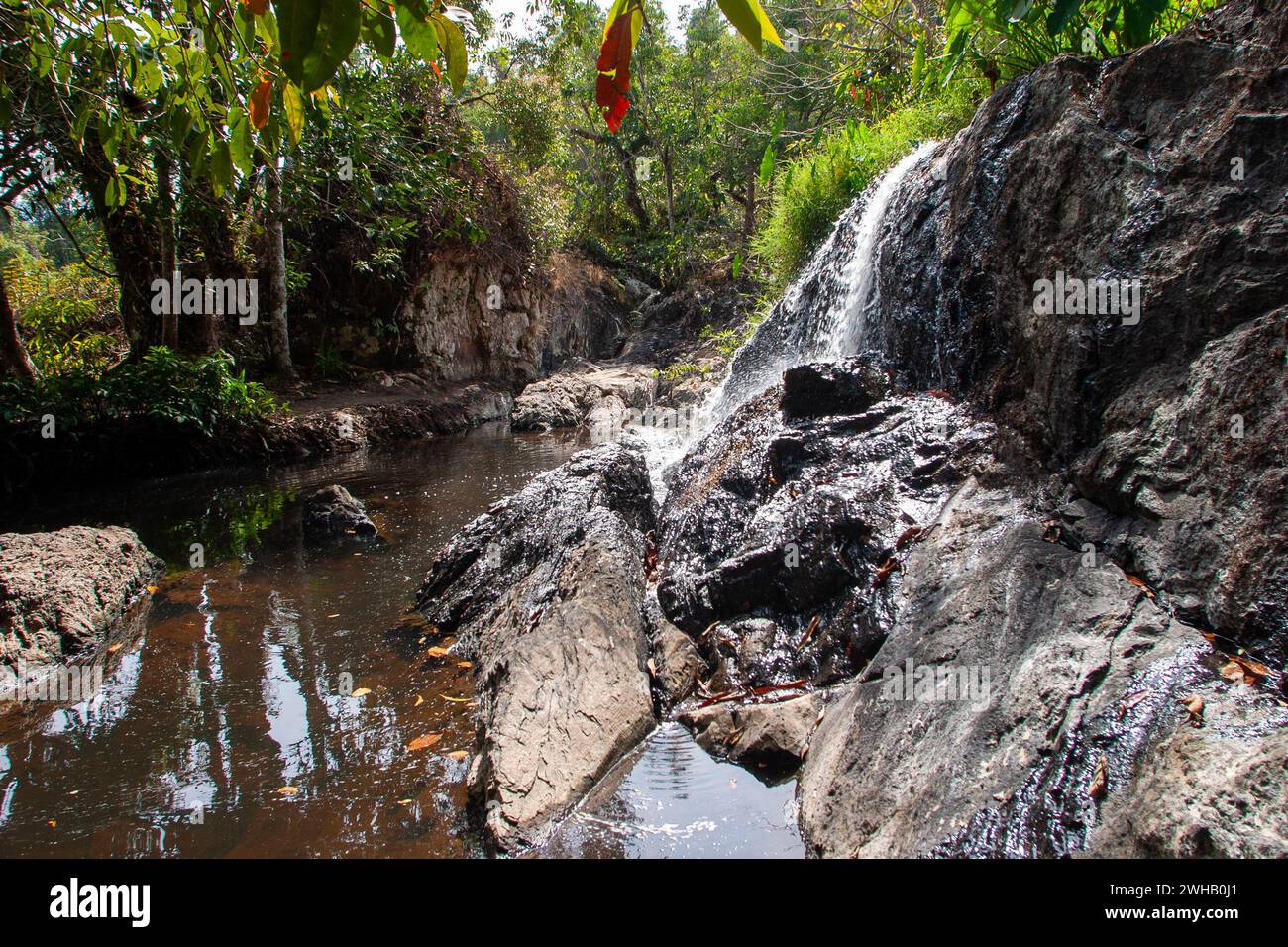 Wasserfall und Fluss im Khao Yai Nationalpark ist ein Nationalpark in Thailand. 1962 als erster Nationalpark Thailands gegründet, ist er der dritte Stockfoto