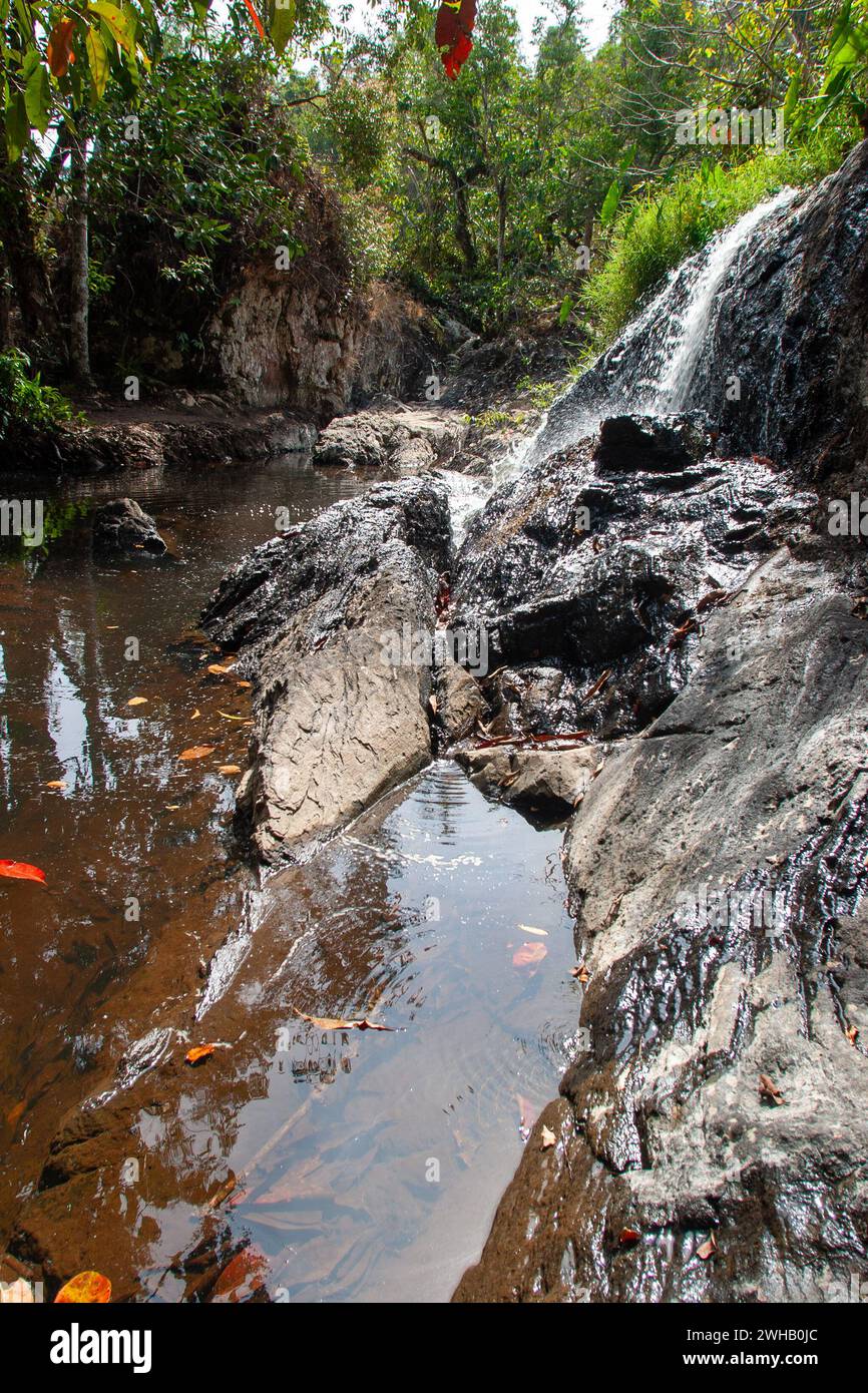 Wasserfall und Fluss im Khao Yai Nationalpark ist ein Nationalpark in Thailand. 1962 als erster Nationalpark Thailands gegründet, ist er der dritte Stockfoto