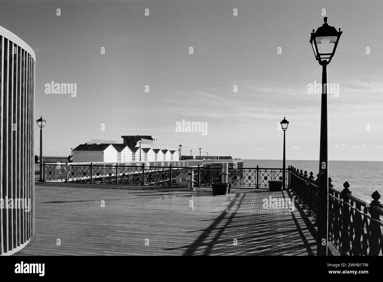 Blick auf den Hastings Pier, East Sussex, Großbritannien, in Schwarzweiß, mit Blick nach Süden Stockfoto