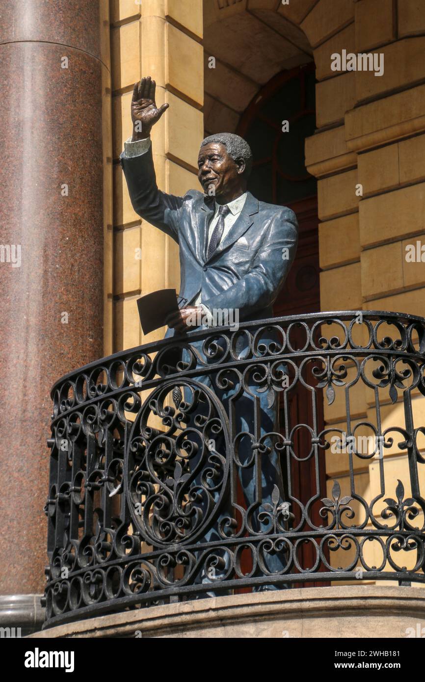 Bronzestatue von Nelson Mandela von Xhanti Mpakama und Barry Jackson auf dem Balkon des Rathauses in Kapstadt, Westkap, Südafrika Stockfoto