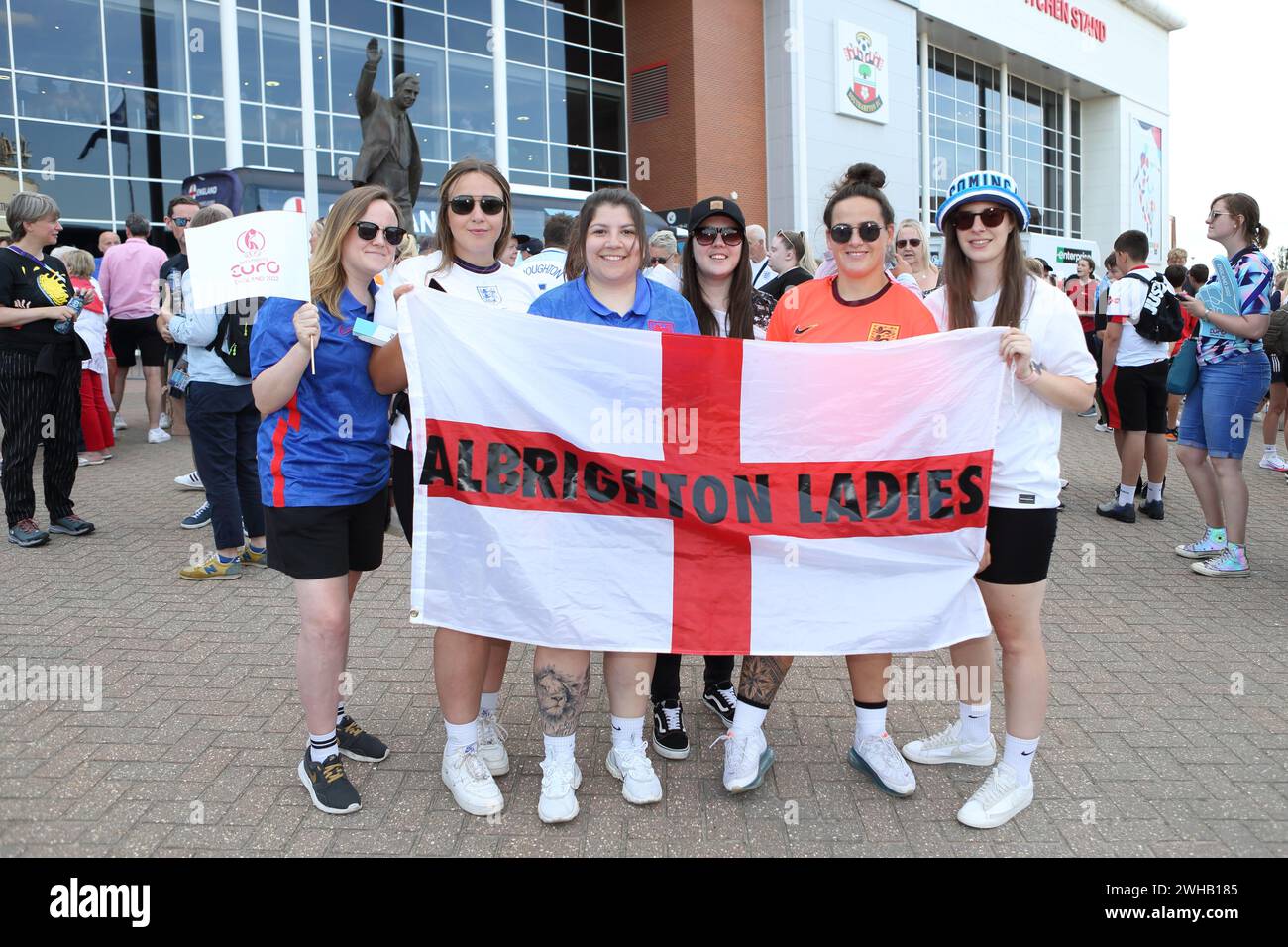 Fans England gegen Nordirland UEFA Frauen Euro 2022 im St Mary's Stadium Southampton Stockfoto