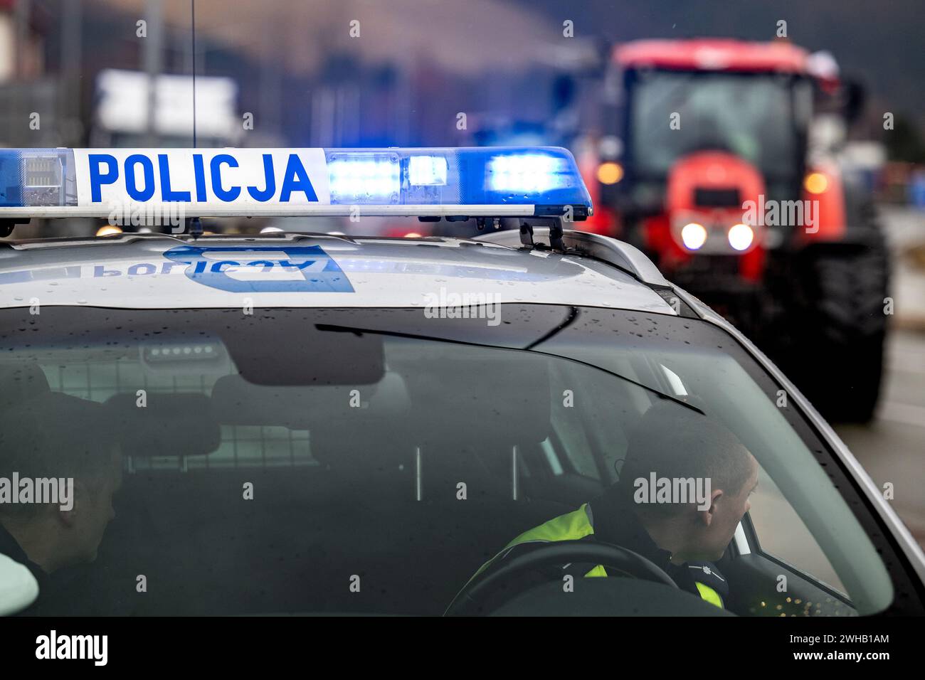 Kudowa Zdroj, Polen. Februar 2024. Bauern protestieren am 9. Februar 2024 in Kudowa-Zdroj, Polen. Traktoren polnischer Bauern verlangsamen den Verkehr in der Stadt Kudowa-Zdroj in der Nähe des Grenzübergangs in Nachod. Quelle: David Tanecek/CTK Photo/Alamy Live News Stockfoto