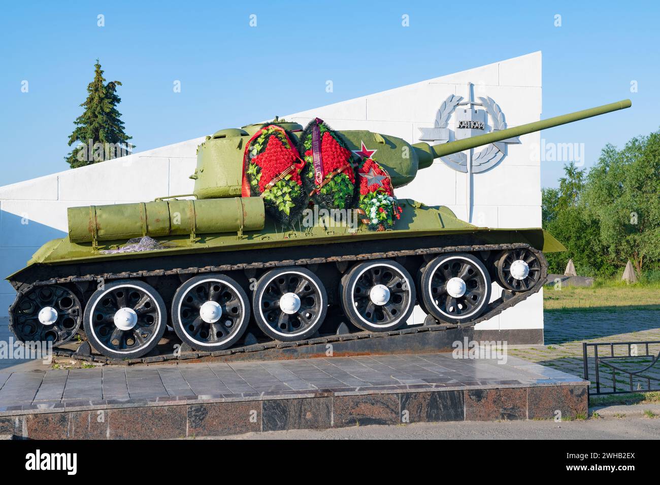 VELIKY NOWGOROD, RUSSLAND - 26. JUNI 2022: Panzer T-34-85 - Fragment der Gedenkstätte „Verteidigungslinie“ an einem sonnigen Junitag Stockfoto
