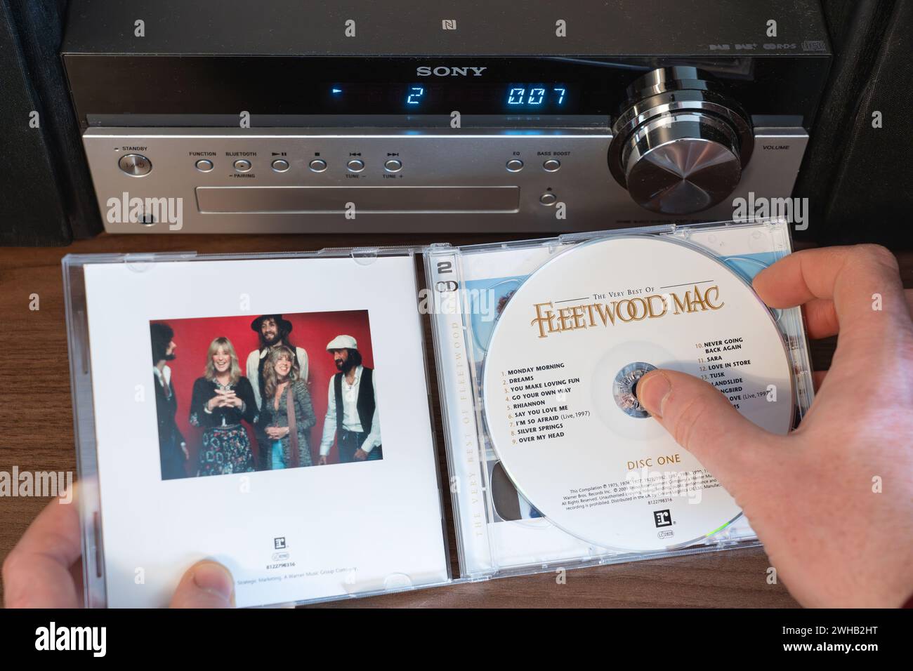Doppel-CD von The Very Best of Fleetwood Mac mit den Mitgliedern der Band, einer 1967 gegründeten britischen Rockband. Vor einem CD-Player von Sony. UK Stockfoto