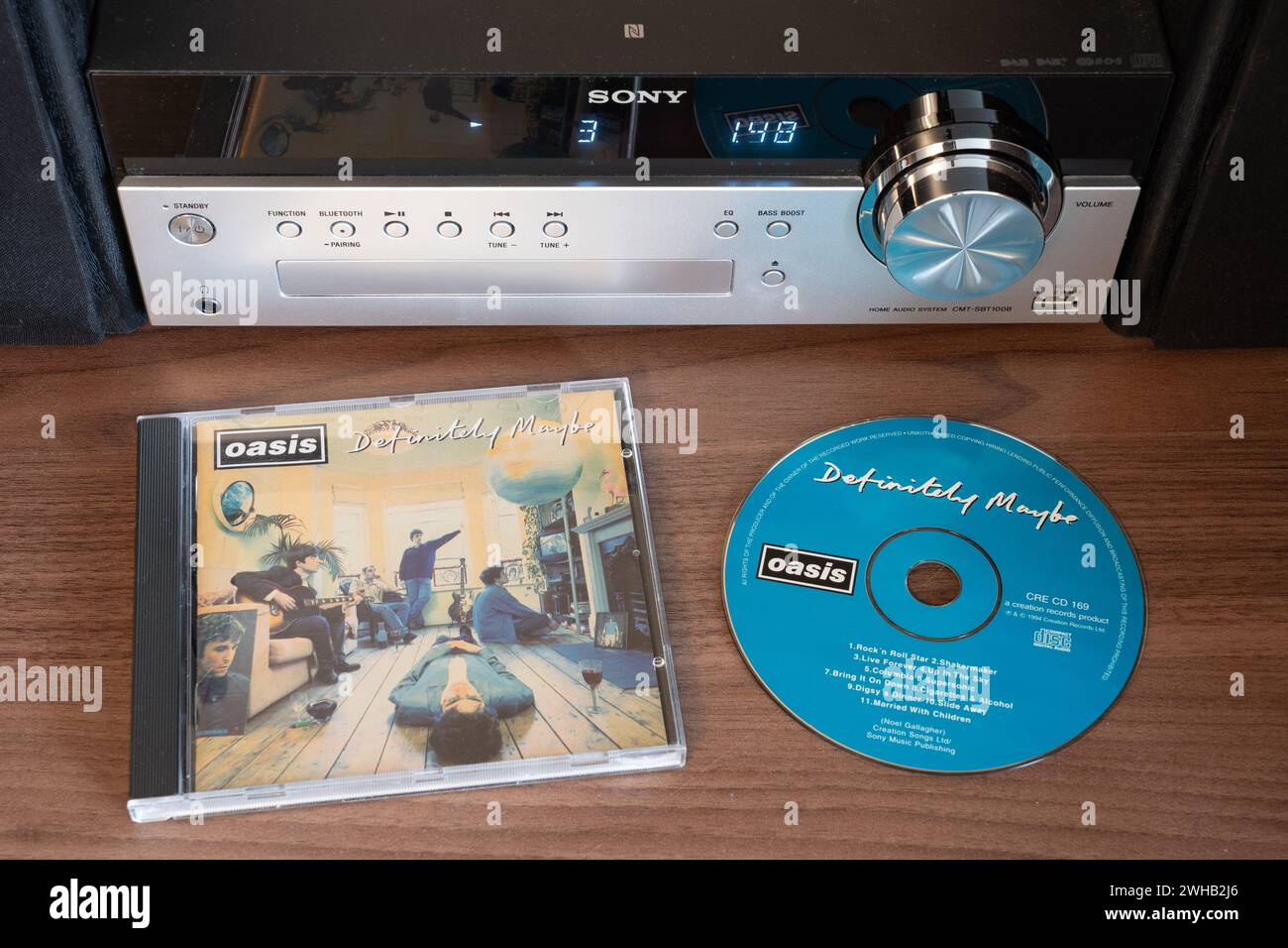 Definitiv Maybe wurde ursprünglich im August 1994 von Oasis veröffentlicht. Es war das am schnellsten verkaufte Debütalbum aller Zeiten. CD-Hülle und CD Stockfoto
