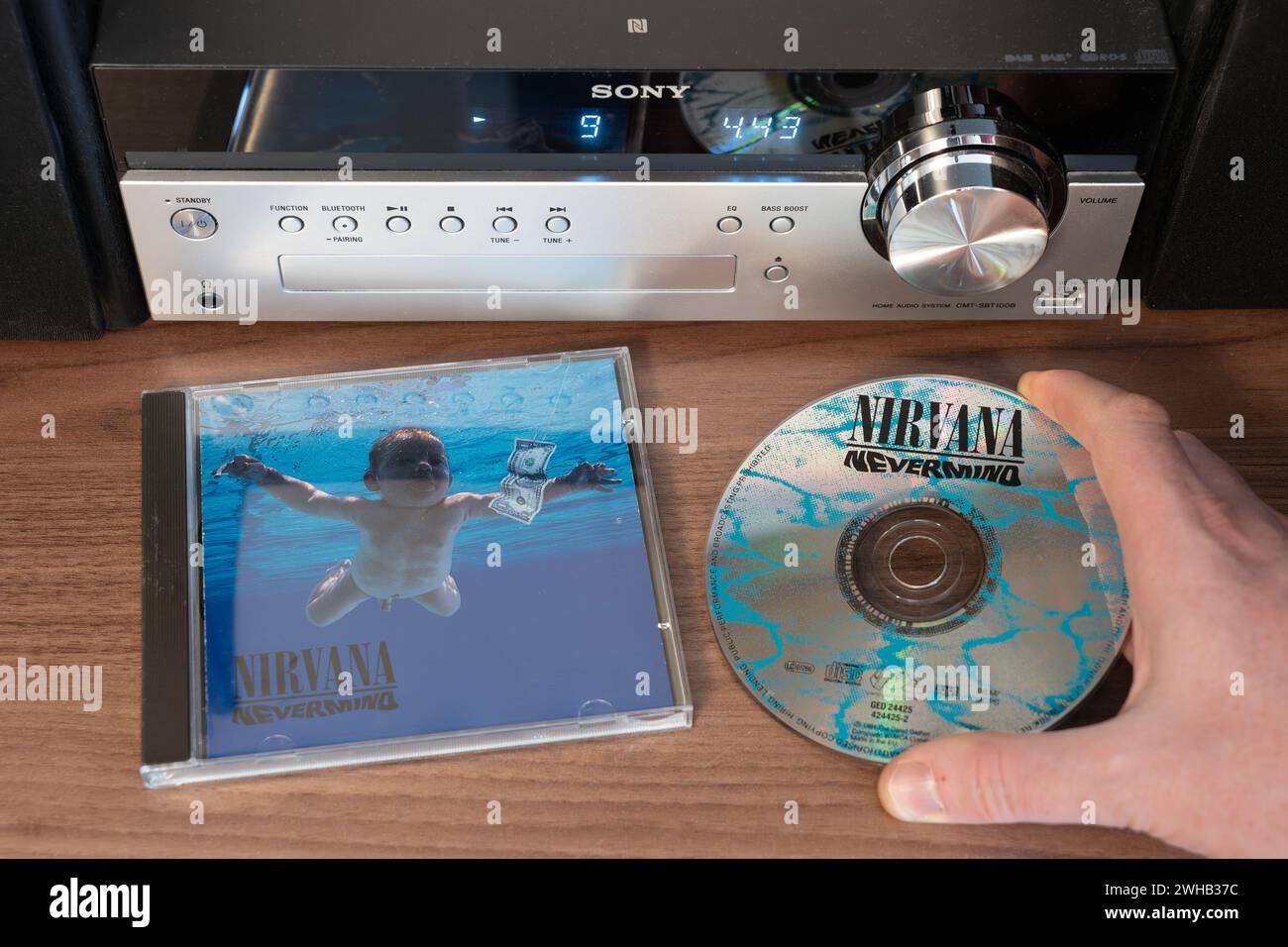 Nevermind ist das zweite Studioalbum der amerikanischen Rockband Nirvana. CD- und CD-Player. Stockfoto
