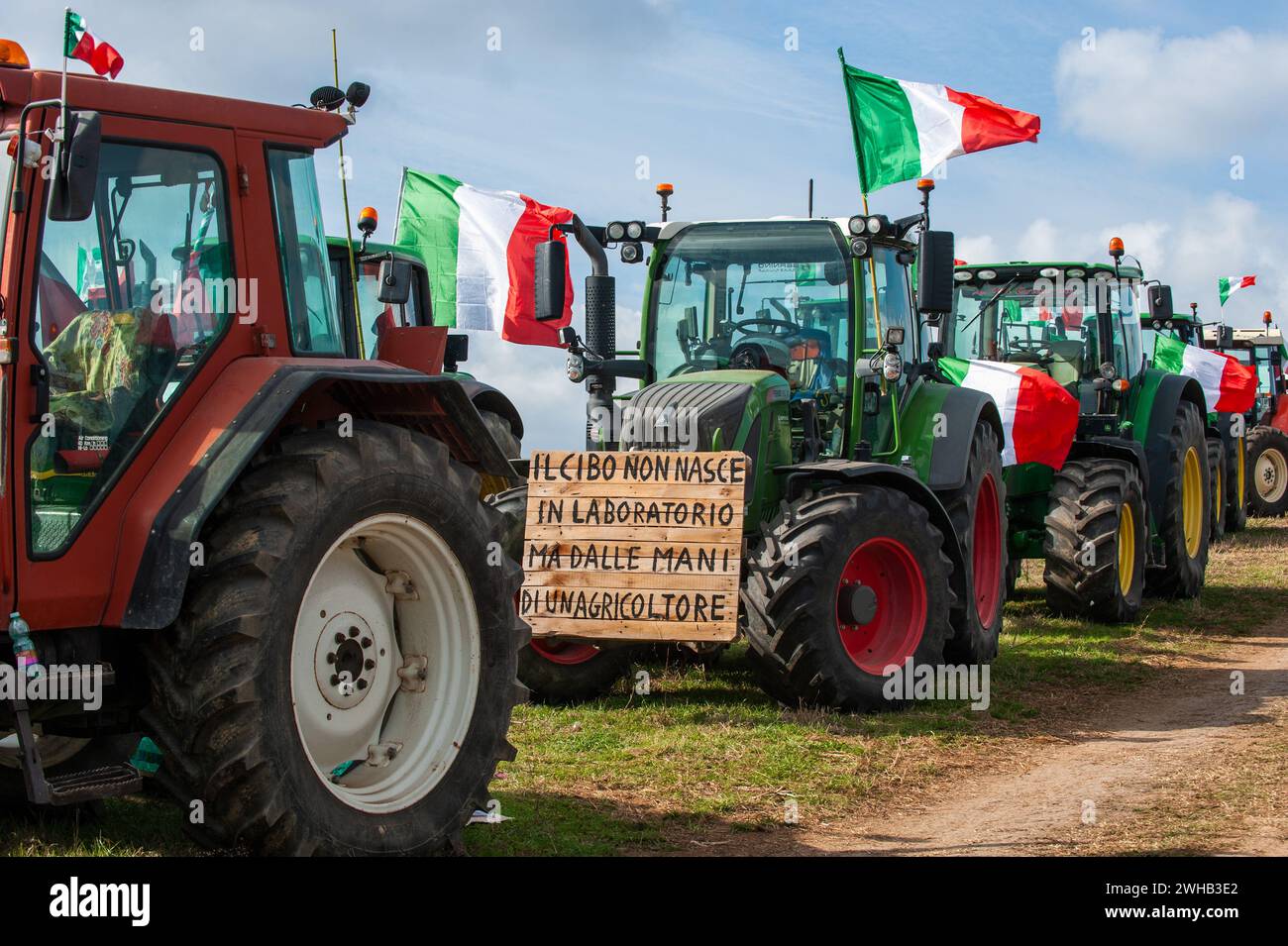 8. Februar 2024: Rom, Italien: Präsidium der Bauern mit ihren Traktoren auf der Nomentana-Straße in der Nähe des Gran Raccordo Anulare. © Andrea Sabbadini Stockfoto