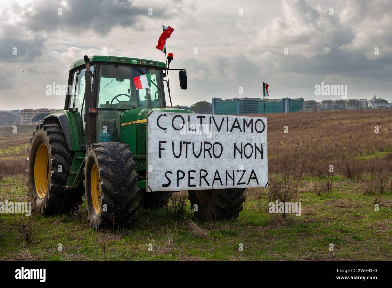 8. Februar 2024: Rom, Italien: Präsidium der Bauern mit ihren Traktoren auf der Nomentana-Straße in der Nähe des Gran Raccordo Anulare. © Andrea Sabbadini Stockfoto