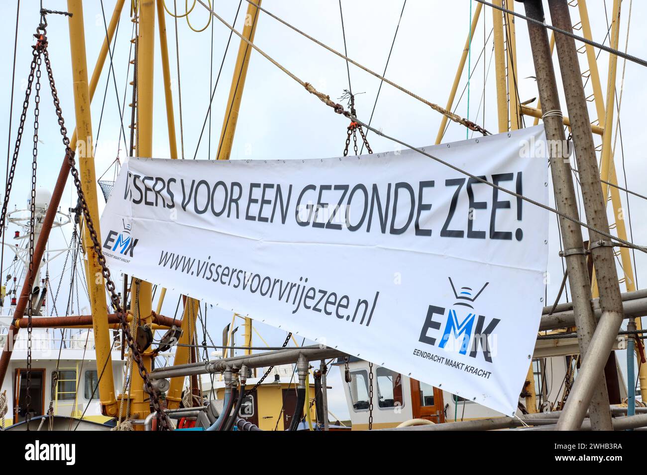 DEN OEVER - Garnelenfischer während einer Aktion im Hafen von den Oever. Die Fischer protestieren unter anderem gegen den Wattenverband, der versucht, die Garnelenfischerei im Wattenmeer durch die Gerichte zu stoppen. ANP ANTON KAPPERS niederlande aus - belgien aus Stockfoto
