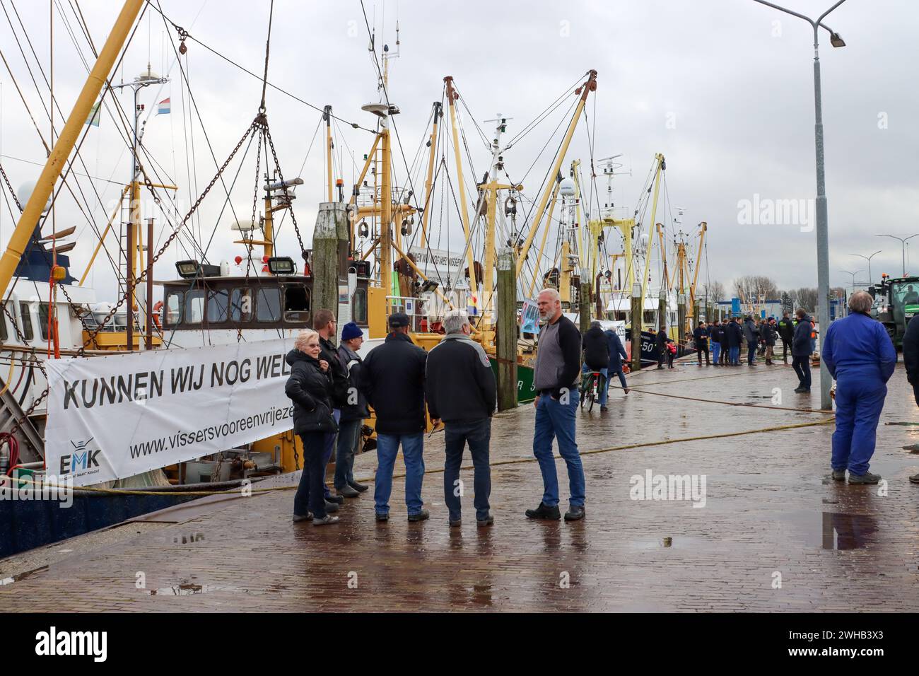 DEN OEVER - Garnelenfischer während einer Aktion im Hafen von den Oever. Die Fischer protestieren unter anderem gegen den Wattenverband, der versucht, die Garnelenfischerei im Wattenmeer durch die Gerichte zu stoppen. ANP ANTON KAPPERS niederlande aus - belgien aus Stockfoto