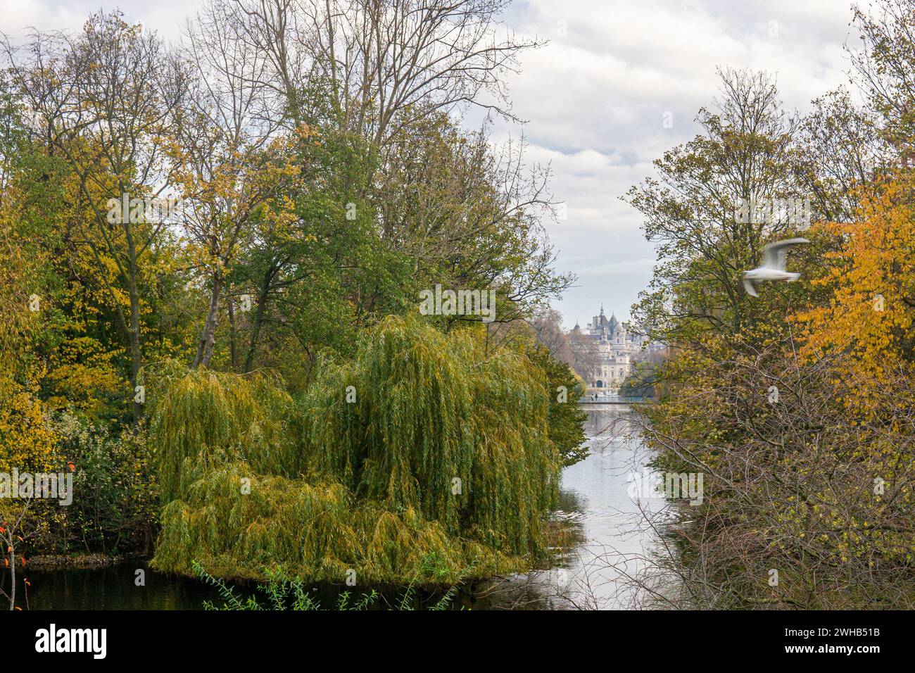 Der St James's Park ist ein 23 Hektar großer Stadtpark in der City of Westminster im Zentrum Londons. A Royal Park 26. November 2023 Stockfoto