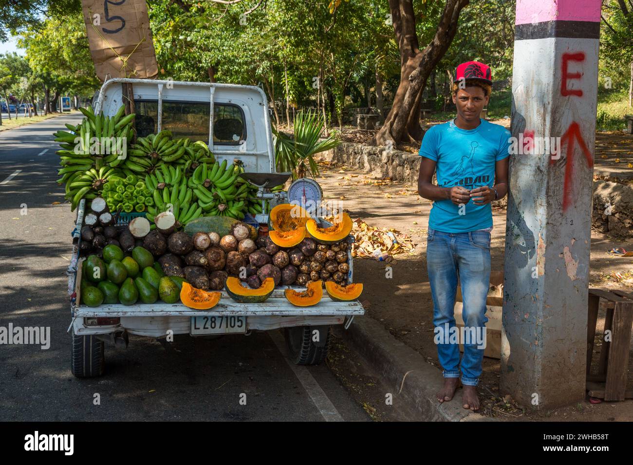 Dieser Lkw ist ein mobiler Stand für Produkte, der an einer belebten Straße in Santo Domingo, Dominikanische Republik, parkt. Stockfoto