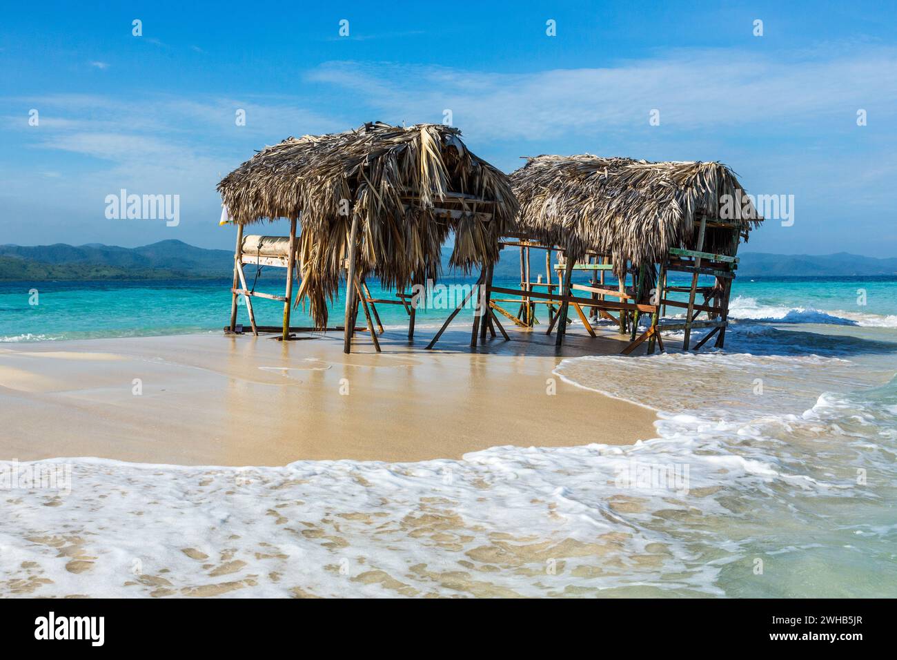 Die Wellen brechen über die winzige Cayo Arena oder Paradise Island, eine Sandbänkeninsel an der Nordwestküste der Dominikanischen Republik. Bei Flut ist es komplett Stockfoto